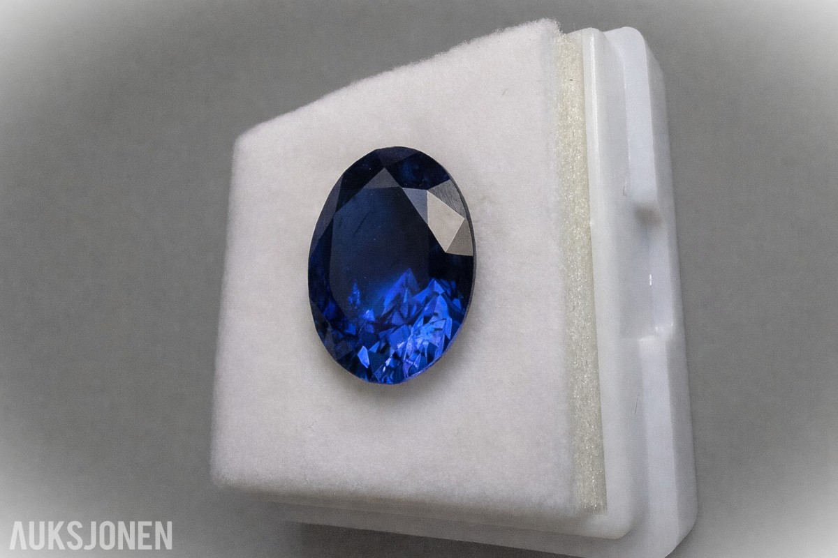 Royal Blue Safir  *4.90 CT* Edelsten med Sertifikat